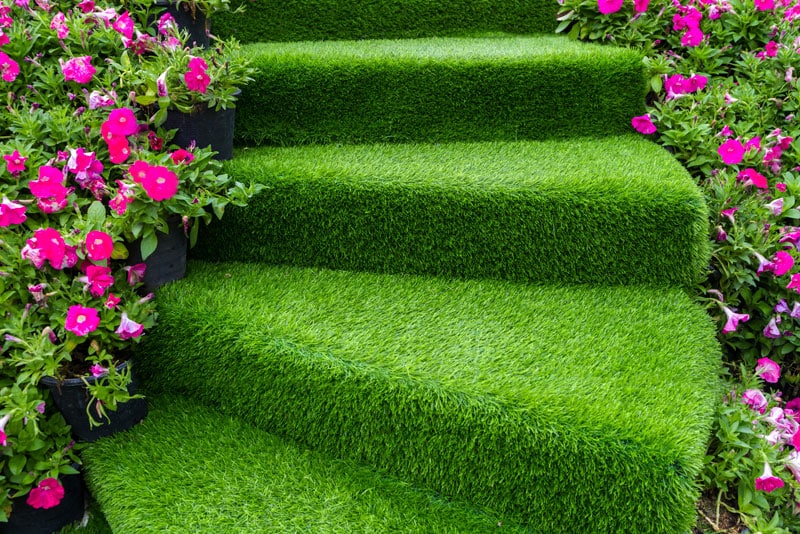 jardín con escaleras con césped artificial