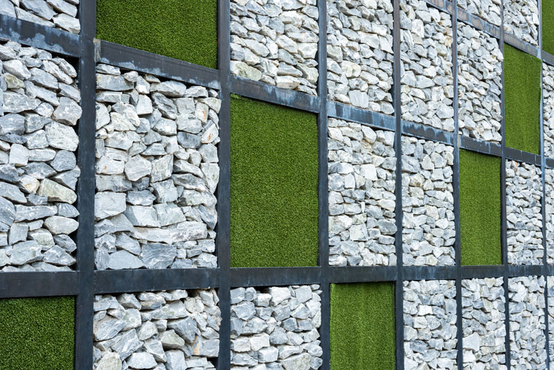 pared vertical con césped artificial y piedra